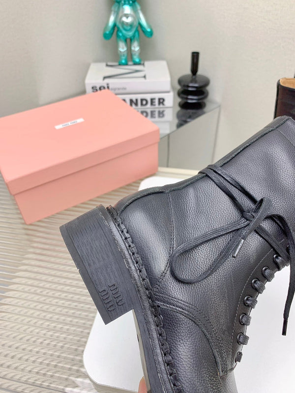 Stivaletti Miu in pelle con lacci in vacchetta nera