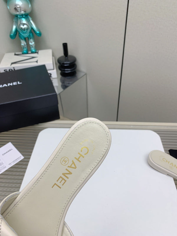 Ciabatte CC in pelle di agnello trapuntata bianca 148961