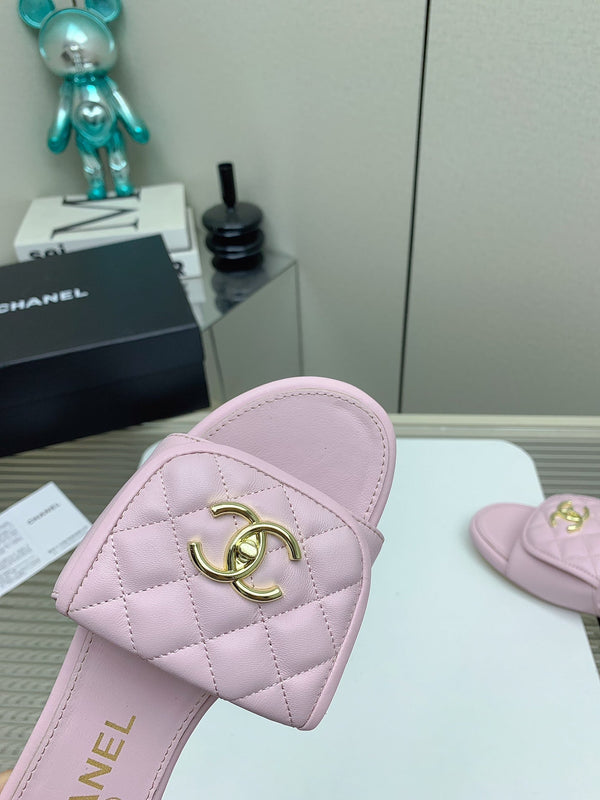 CC Slippers In Light Pink Quilted Lambskin 148965