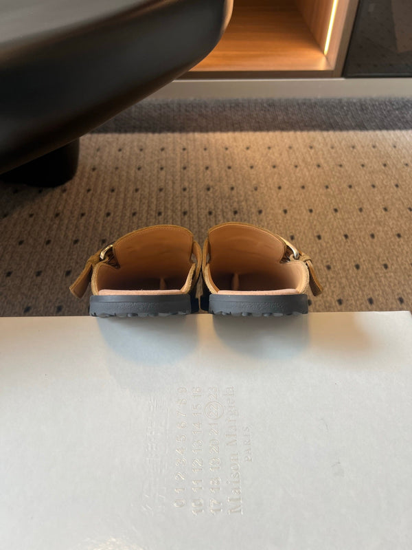 MM Tabi Buckle-Fastening Mules Brown Suede 803622