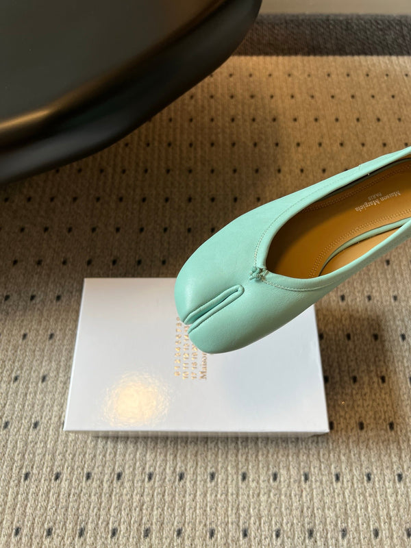 MM Tabi Shoes Flat Blue Patent Leather 828083