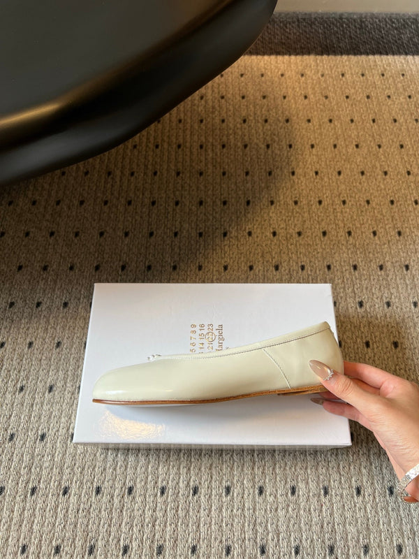 MM Tabi Shoes Flat Cream Patent Leather 828084