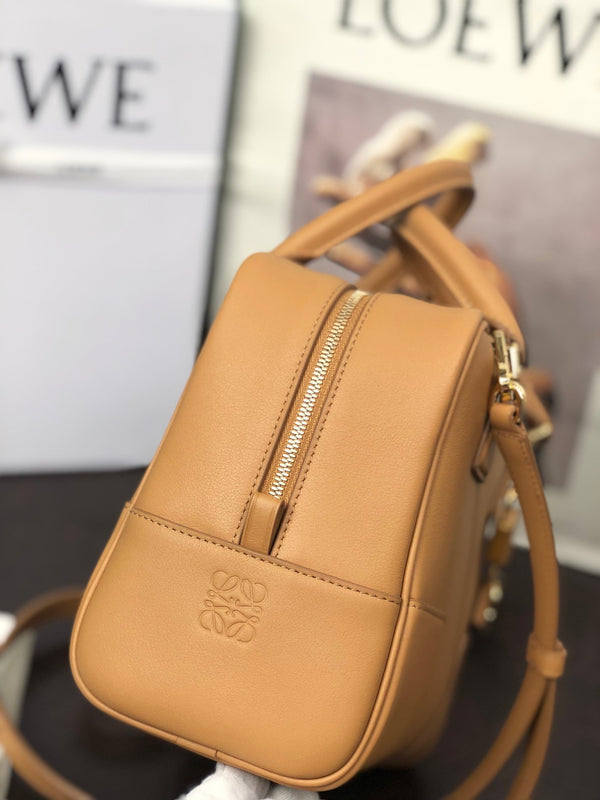 BORSA LOE AMAZONA 19 IN CALDA PELLE DI VITELLO NAPPA COLOR DESERTO