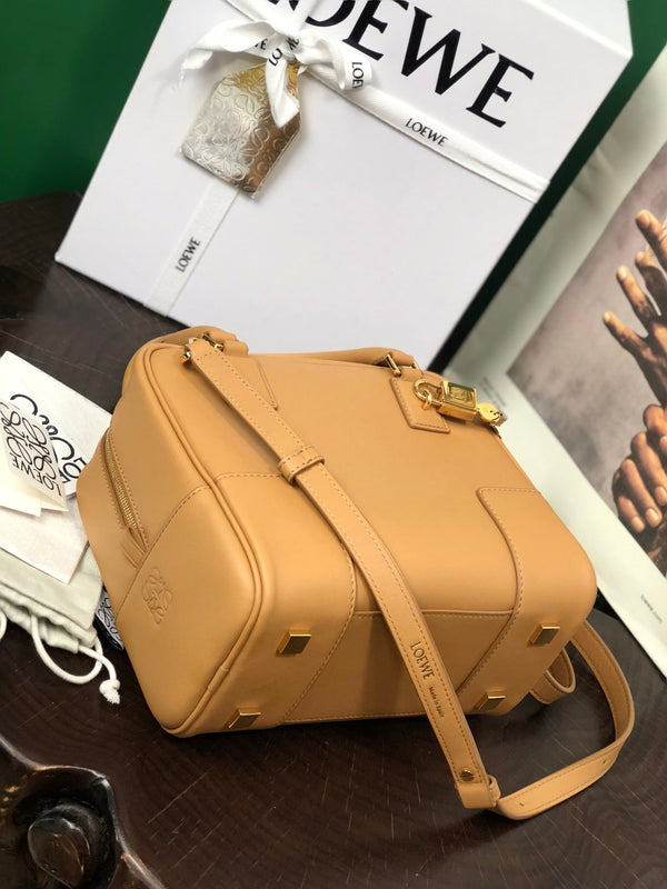 BORSA LOE AMAZONA 19 IN CALDA PELLE DI VITELLO NAPPA COLOR DESERTO