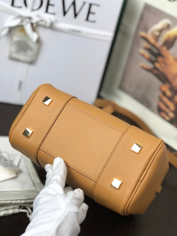 BORSA LOE AMAZONA 19 IN CALDA PELLE DI VITELLO NAPPA COLOR DESERTO