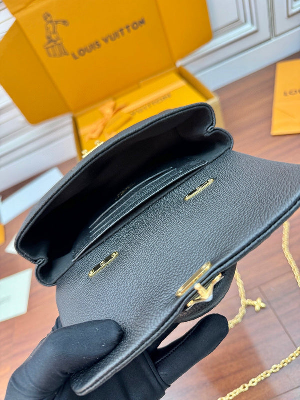 Nano Madeleine 21cm Pelle di vacchetta grana nera