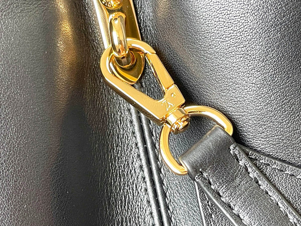 CAPUCINES SOUPLE GM 38 IN BLACK SMOOTH CALFSKIN GOLD HARDWARE