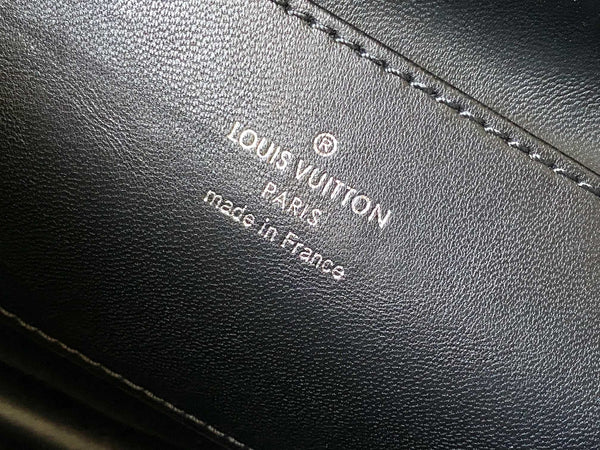 CAPUCINES GM SOUPLE 38 IN BLACK TAURILLON