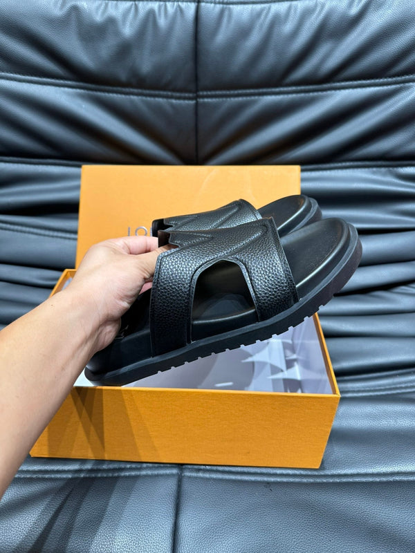 LV OASIS MULE IN BLACK CALFSKIN