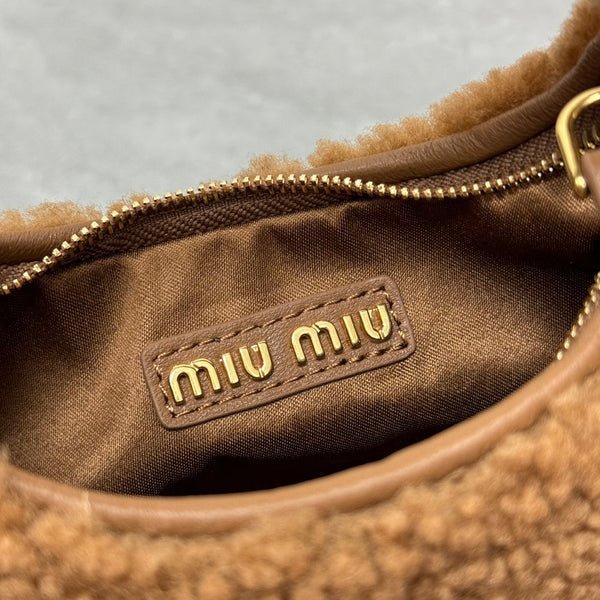 WANDER HOBO BAG 18 IN BROWN SHEARLING