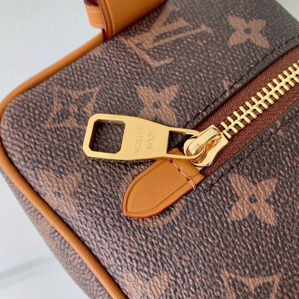 Lv Locker Dopp Kit 23 Monogramma Marrone