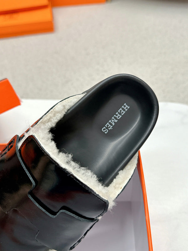 HM Go Mule Black White Cowhide Lined With Wool Fleece 476589