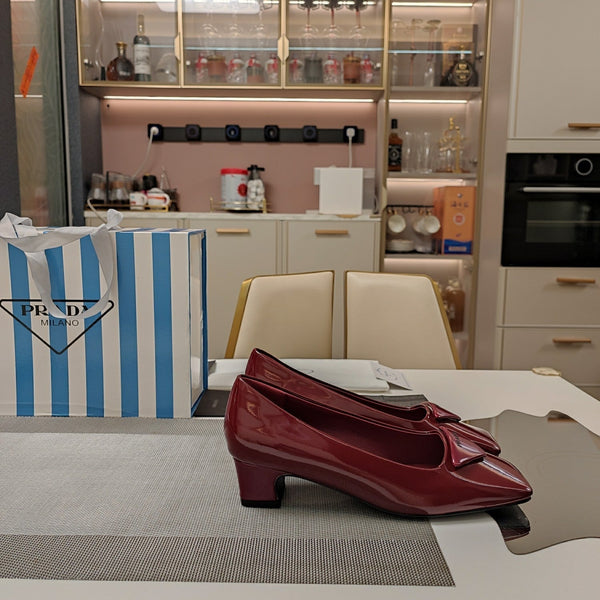 DÉCOLLETÉ CON LOGO TRIANGOLARE IN PELLE DI VITELLO LUCIDA ROSSO RIBES