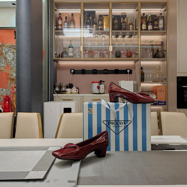 DÉCOLLETÉ CON LOGO TRIANGOLARE IN PELLE DI VITELLO LUCIDA ROSSO RIBES