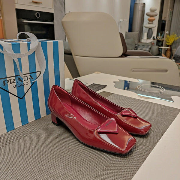 DÉCOLLETÉ CON LOGO TRIANGOLARE IN PELLE DI VITELLO LUCIDA ROSSO RIBES