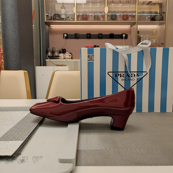 DÉCOLLETÉ CON LOGO TRIANGOLARE IN PELLE DI VITELLO LUCIDA ROSSO RIBES