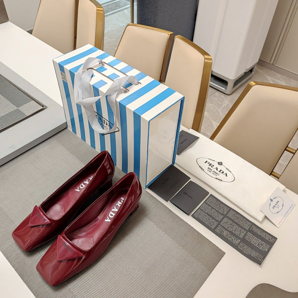 DÉCOLLETÉ CON LOGO TRIANGOLARE IN PELLE DI VITELLO LUCIDA ROSSO RIBES