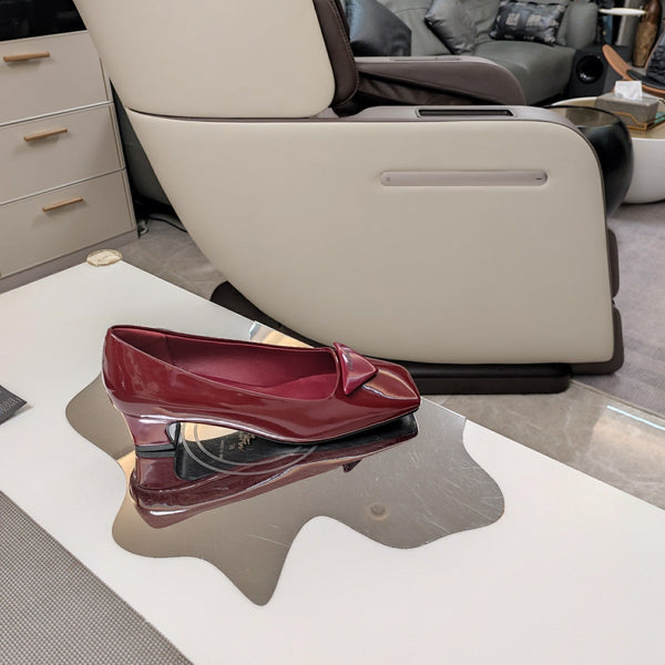 DÉCOLLETÉ CON LOGO TRIANGOLARE IN PELLE DI VITELLO LUCIDA ROSSO RIBES