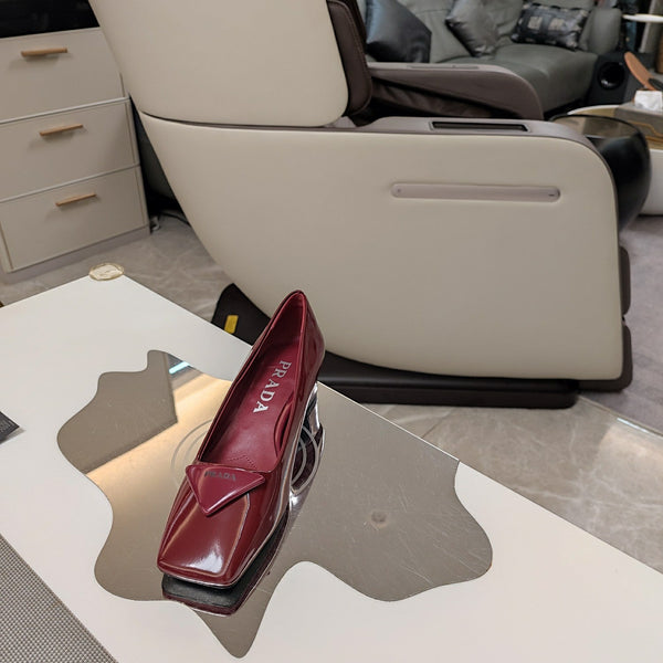 DÉCOLLETÉ CON LOGO TRIANGOLARE IN PELLE DI VITELLO LUCIDA ROSSO RIBES