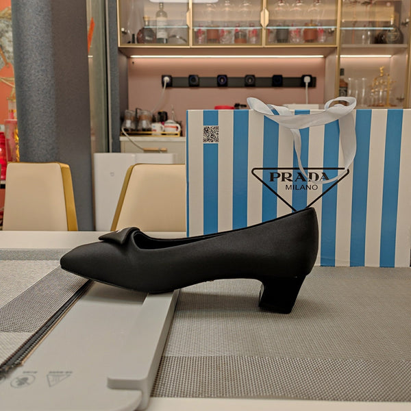 DÉCOLLETÉ CON LOGO TRIANGOLARE IN RASO NERO