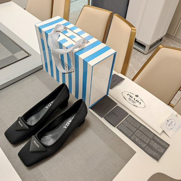 DÉCOLLETÉ CON LOGO TRIANGOLARE IN RASO NERO