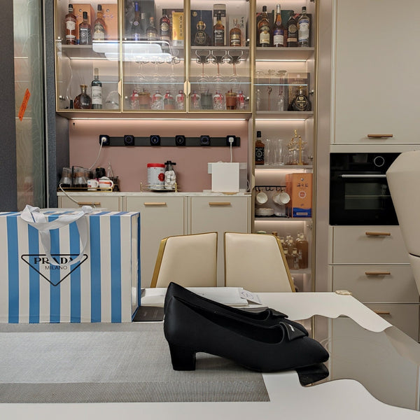 DÉCOLLETÉ CON LOGO TRIANGOLARE IN RASO NERO