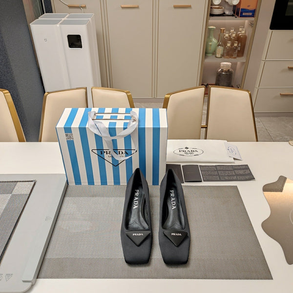 DÉCOLLETÉ CON LOGO TRIANGOLARE IN RASO NERO