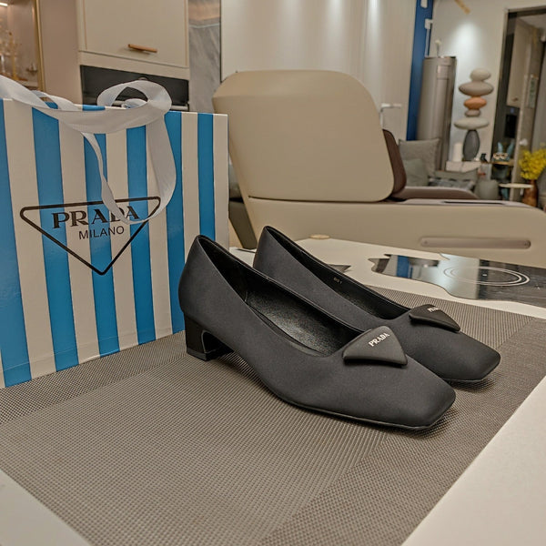 DÉCOLLETÉ CON LOGO TRIANGOLARE IN RASO NERO