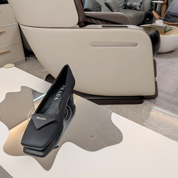 DÉCOLLETÉ CON LOGO TRIANGOLARE IN RASO NERO