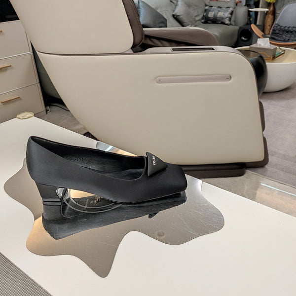 DÉCOLLETÉ CON LOGO TRIANGOLARE IN RASO NERO