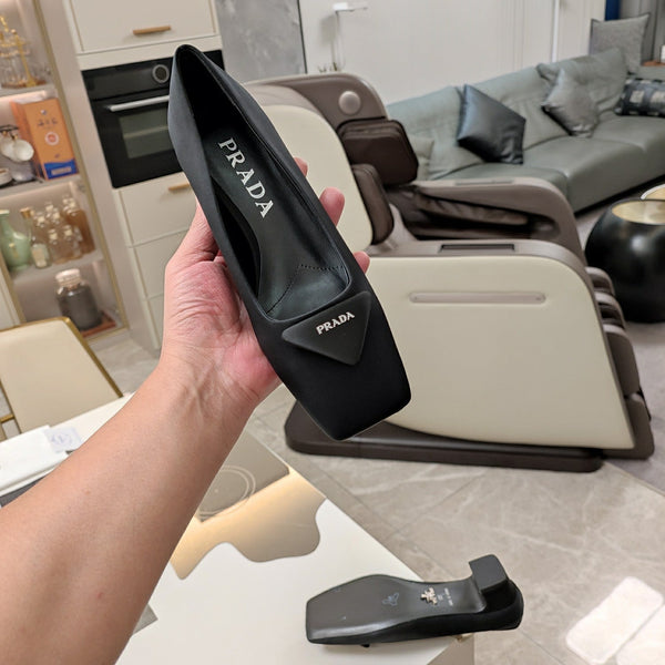 DÉCOLLETÉ CON LOGO TRIANGOLARE IN RASO NERO