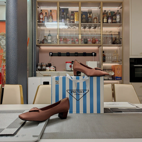 DÉCOLLETÉ CON LOGO TRIANGOLARE IN RASO MARRONE CASTAGNO