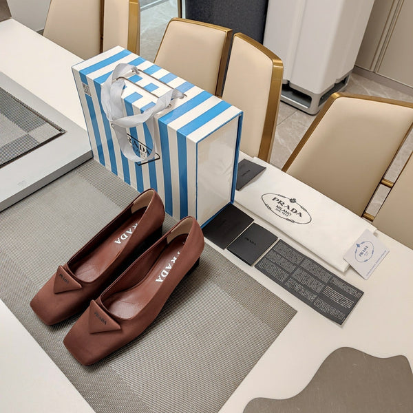 DÉCOLLETÉ CON LOGO TRIANGOLARE IN RASO MARRONE CASTAGNO