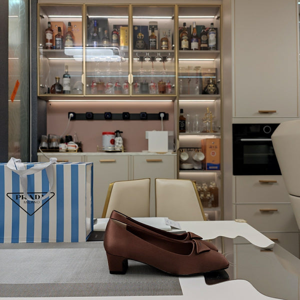 DÉCOLLETÉ CON LOGO TRIANGOLARE IN RASO MARRONE CASTAGNO