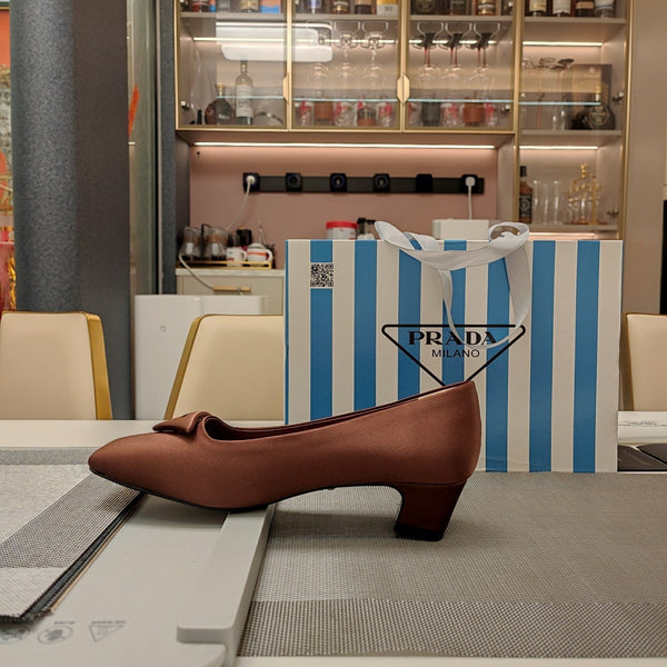 DÉCOLLETÉ CON LOGO TRIANGOLARE IN RASO MARRONE CASTAGNO