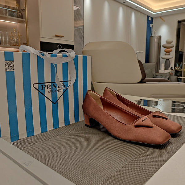 DÉCOLLETÉ CON LOGO TRIANGOLARE IN RASO MARRONE CASTAGNO