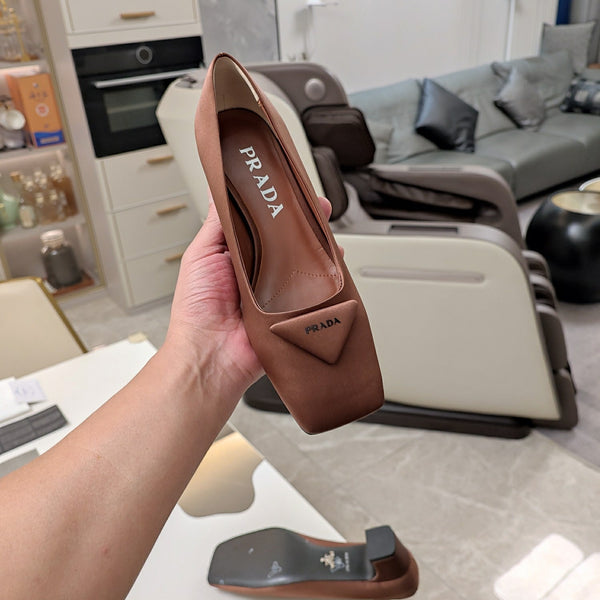 DÉCOLLETÉ CON LOGO TRIANGOLARE IN RASO MARRONE CASTAGNO