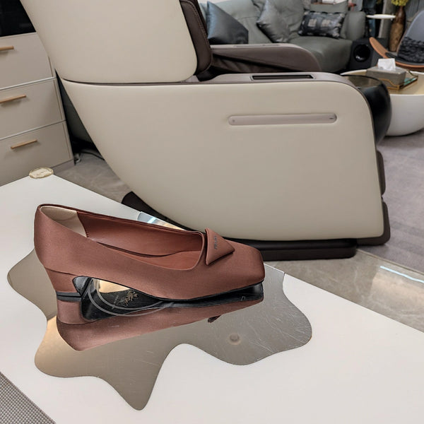 DÉCOLLETÉ CON LOGO TRIANGOLARE IN RASO MARRONE CASTAGNO