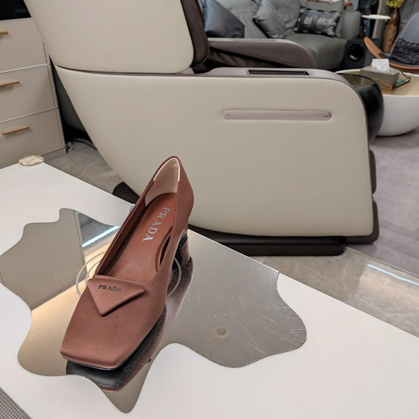 DÉCOLLETÉ CON LOGO TRIANGOLARE IN RASO MARRONE CASTAGNO