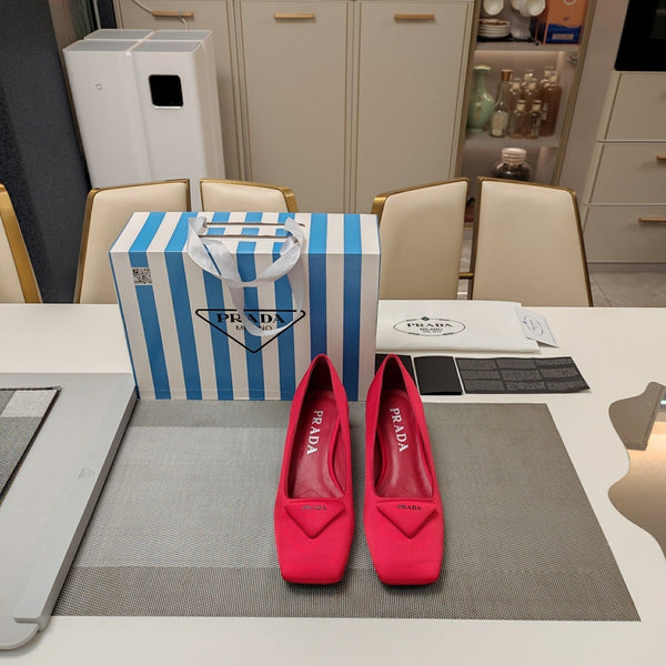 DÉCOLLETÉ CON LOGO TRIANGOLARE IN RASO ROSSO