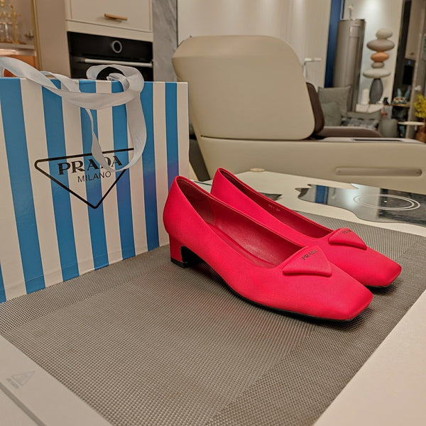 DÉCOLLETÉ CON LOGO TRIANGOLARE IN RASO ROSSO