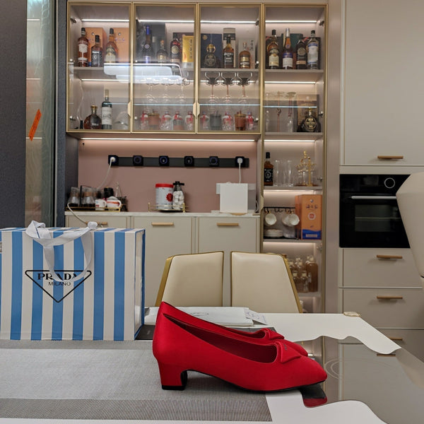 DÉCOLLETÉ CON LOGO TRIANGOLARE IN RASO ROSSO