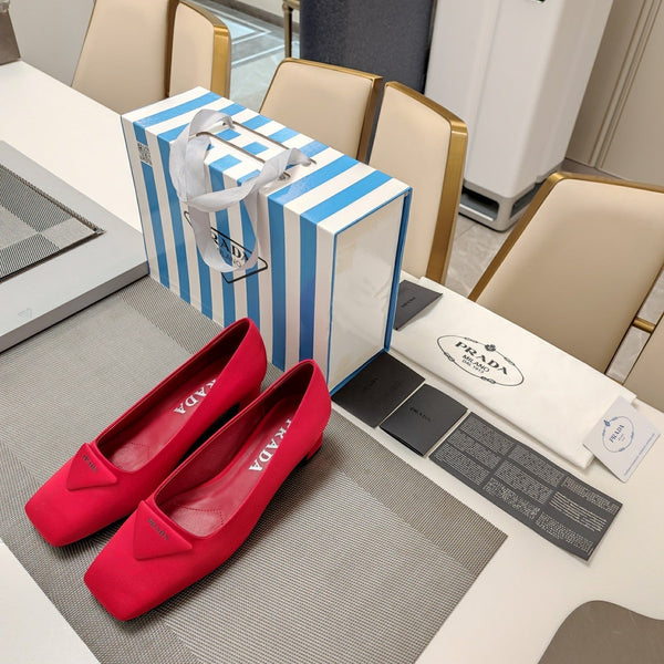 DÉCOLLETÉ CON LOGO TRIANGOLARE IN RASO ROSSO