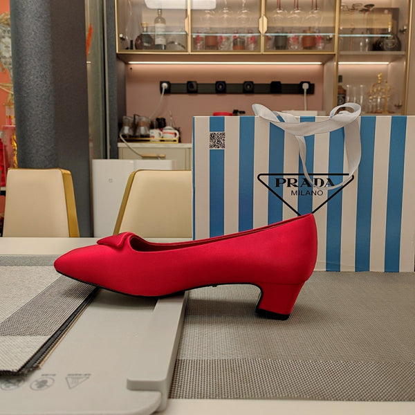 DÉCOLLETÉ CON LOGO TRIANGOLARE IN RASO ROSSO