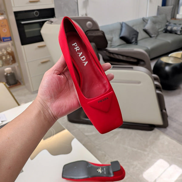 DÉCOLLETÉ CON LOGO TRIANGOLARE IN RASO ROSSO