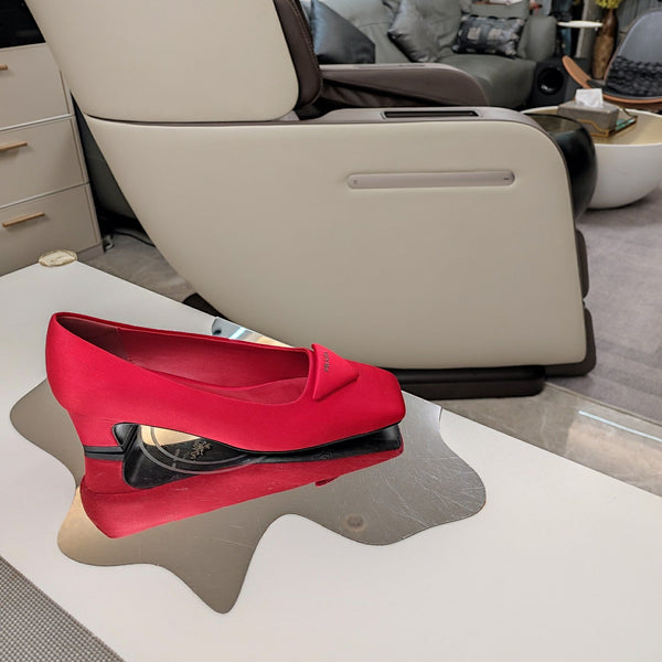 DÉCOLLETÉ CON LOGO TRIANGOLARE IN RASO ROSSO