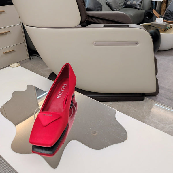 DÉCOLLETÉ CON LOGO TRIANGOLARE IN RASO ROSSO