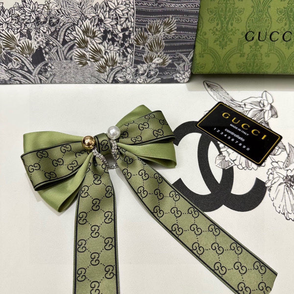 PINCE À CHEVEUX AVEC NŒUD EN RUBAN EN RE-NYLON VERT OLIVE PERLE ATTACHÉE 358261