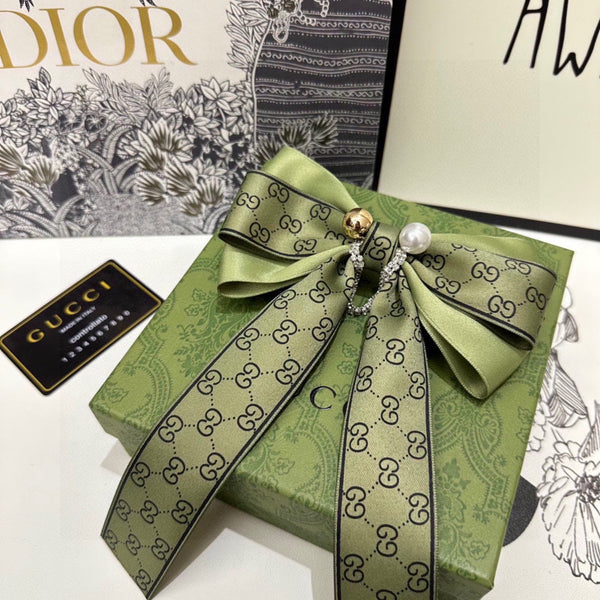 PINCE À CHEVEUX AVEC NŒUD EN RUBAN EN RE-NYLON VERT OLIVE PERLE ATTACHÉE 358261