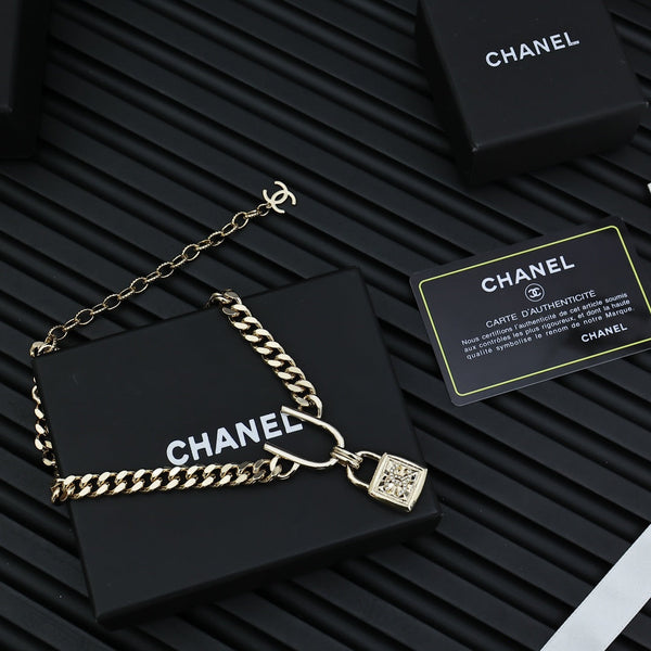 PADLOCK NECKLACE WITH DOUBLE C LOGO IN GOLD METAL